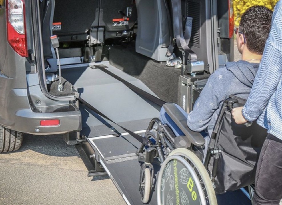 Véhicule adapté TPMR